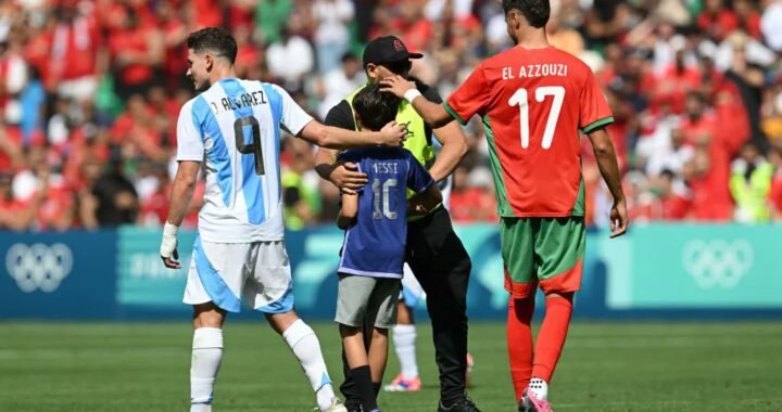 Hinchas invadiendo el campo durante el partido entre Argentina y Marruecos en los Juegos Olímpicos de París 2024.